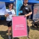 Das Bild zeigt Lena Schulwitz und Jonas Scherer vom Stadtjugendring vor einem Plakat mit der Aufschrift "Deine Stadt, deine Stimme". Sie halten Postkarten mit derselben Aufschrift in der Hand.